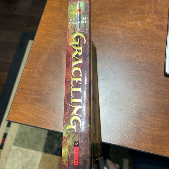 📖 Graceling by Kristin Cashore (paperback novel) - Picture 4 of 4